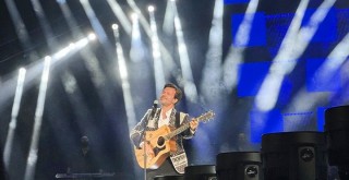 Beşiktaş Tüpraş Stadyumu'nda Yalın'dan 20. yıl dönümü konseri