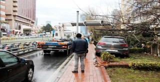 Beşiktaş'ta kaza yapan otomobil kaldırıma çıktı