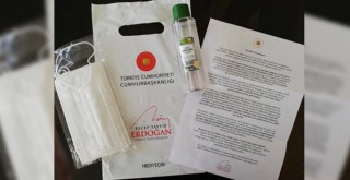 Kaymakamlık'tan vatandaşlara kolonya ve koruyucu maske dağıtımı