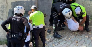 Sinir krizi geçirip polisin silahını almaya çalıştı