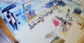 Kuyumcuda bileziklerini bozduran kadına hırsızlık şoku