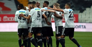 Siyah-beyazlı futbolcular taraftardan özür diledi