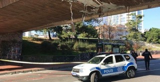 Vinç üst geçide çarptı