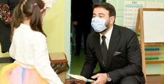 Başkan Akpolat'tan minik öğrencilere yeni yıl sürprizi