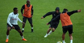 Kartal yağmur ve fırtınaya yakalandı