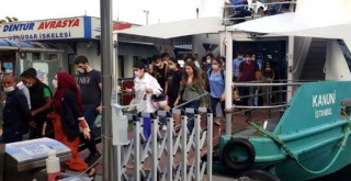 Beşiktaş İskelesi'nde vatandaşlar Koronavirüse aldırış etmeden yoğunluk oluşturdu