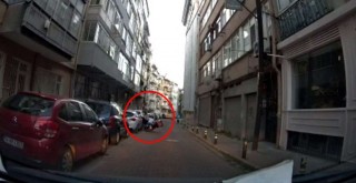 Motosikletli kurye park halindeki 3 araca ve 1 kadına çarptı