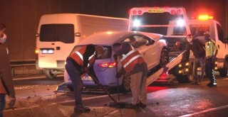 Kontrolden çıkan otomobil bariyerlere çarptı