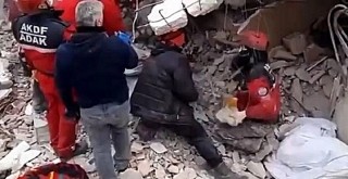 Üstlerine bina çöken kurtarma görevlileri enkazdan çıkar çıkmaz görevlerine devam etti