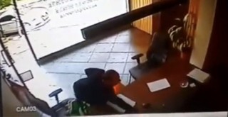 Telefon hırsızına esnaftan dayak