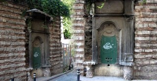 Tarihi çeşmenin muslukları ve sütunları çalındı