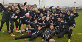 Beşiktaş JK Vodafone Kadın Futbol Takımı - İlkadım Belediyesi Yabancılar Pazarı Spor karşı karşıya