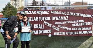 Kız çocukları, Souza ile birlikte duvarları şutlarıyla yıktı