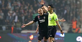 Maç sonrası siyah-beyazlı oyunculardan hakeme tepki!