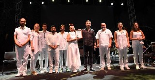 Dünya Barış Günü’nde Kardeş Türküler, Etiler Sanatçılar Parkı’nda sahne aldı