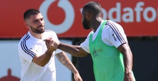 İmzayı attı, takımla tanıştı