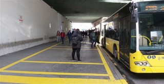 Metrobüs duraklarında 