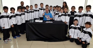 Beşiktaş'ta lösemili çocuklar yararına Kral Şakir özel gösterimi düzenlendi