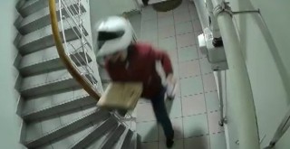 Yemek getiren kurye apartmana idrarını yaptı