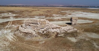 Sular çekilince tarihi kale ortaya çıktı