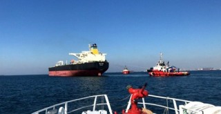 Arızalanan petrol gemisi Boğaz'da sürüklendi