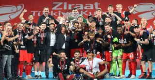 Beşiktaş'ta çifte kutlama