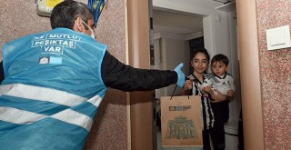 Beşiktaş'ta sokağa çıkamayan çocuklara Belediye ekipleri hediye dağıttı