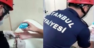 Yüzük parmağına sıkışınca itfaiyeyi çağırdı