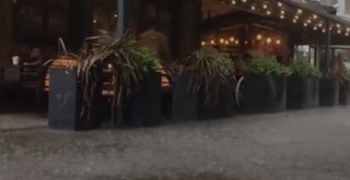 Beşiktaş Meydanı’nda sağanak kovalamacası