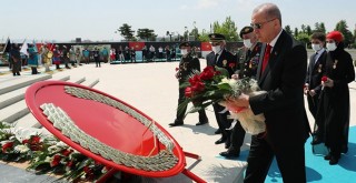 Cumhurbaşkanı Erdoğan'dan 15 Temmuz Şehitler Anıtı'na ziyaret