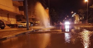 Beşiktaş'ta patlayan borudan 3 saat su aktı