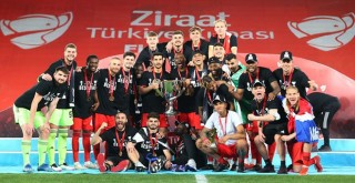 Şampiyon Beşiktaş kupasını törenle aldı!