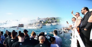 Şampiyon Kara Kartal büyük Beşiktaş taraftarını selamladı