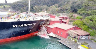 Dümeni kilitlendi yalıya girdi!