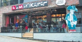 Garson müşterilerin kartlarını kopyaladı