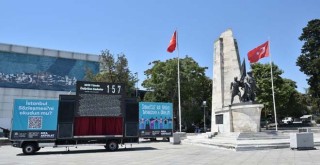 Kadın cinayetlerine ve İstanbul Sözleşmesi için Barbaros Meydanı'na Dijital Anıt