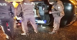 Minibüsle asfalt arasında sıkışan sürücüyü itfaiye ekipleri kurtardı