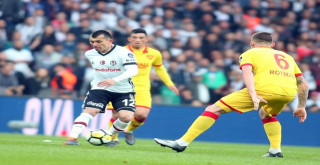 Gary Medel adeta joker