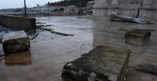 Beşiktaş'ta fırtına, beton blokları savurdu