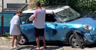 Tonlarca ağırlıktaki kepçe ünlü YouTuber'ın aracını ezdi