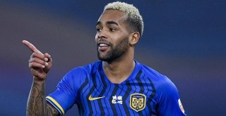 Alex Teixeira siyah-beyazlı formayı sırtına geçirecek