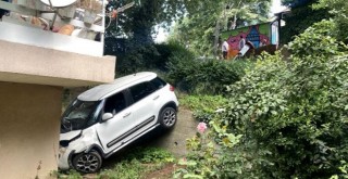 Fren yerine gaza bastı! Trafoya çarpıp korkuluklardan uçtu