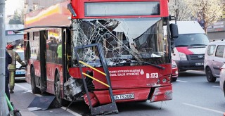 Beşiktaş'ta korkunç kaza! Bariyerler çift katlı otobüse ok gibi saplandı