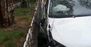 Kontrolden çıkan otomobil metrelerce sürüklenerek ağaca çarptı