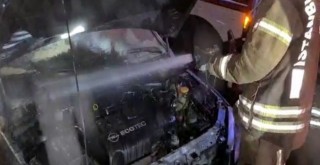 Yanan araca söndürme tüpüyle müdahale