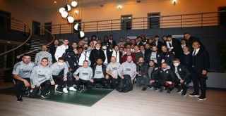 Başkan Ahmet Nur Çebi futbolcuları kutladı