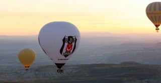 Gökyüzünde siyah-beyaz gezi