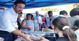 Çarşı'da aşure dağıttılar