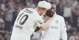 Maç sırasında dikkat çeken Weghorst ile Masuaku diyaloğu