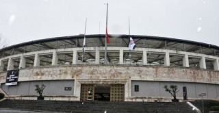 Beşiktaş'ta Vodafone Park'ta ve tesislerde bayraklar yarıya indirildi